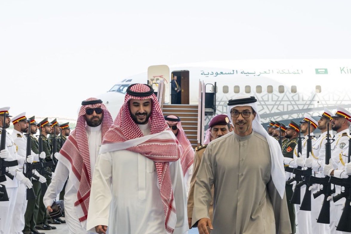 التَقَى نائب رئيس دولة الإمارات العربية المتحدة الشيخ منصور بن زايد آل نهيان، في العاصمة أبوظبي، وزير الدفاع في المملكة العربية السعودية الأمير خالد بن سلمان بن عبد العزيز آل سعود.