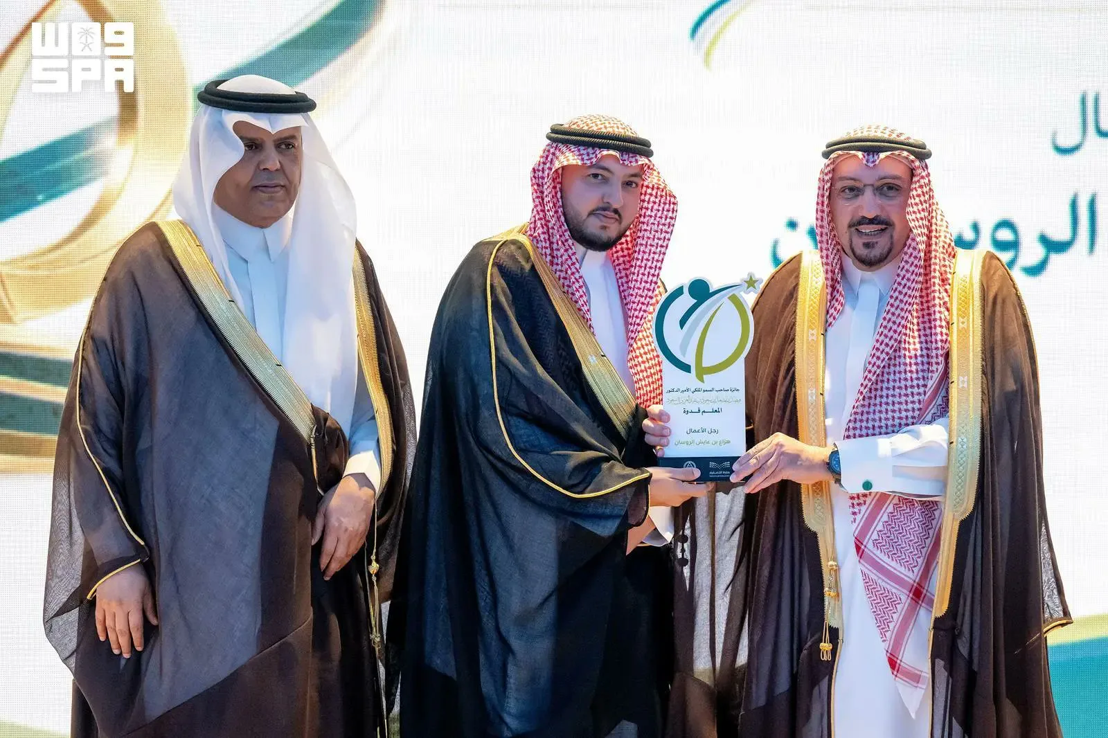 أمير القصيم يكرّم عشرة معلمين ومعلمات ضمن جائزة «المعلم قدوة»