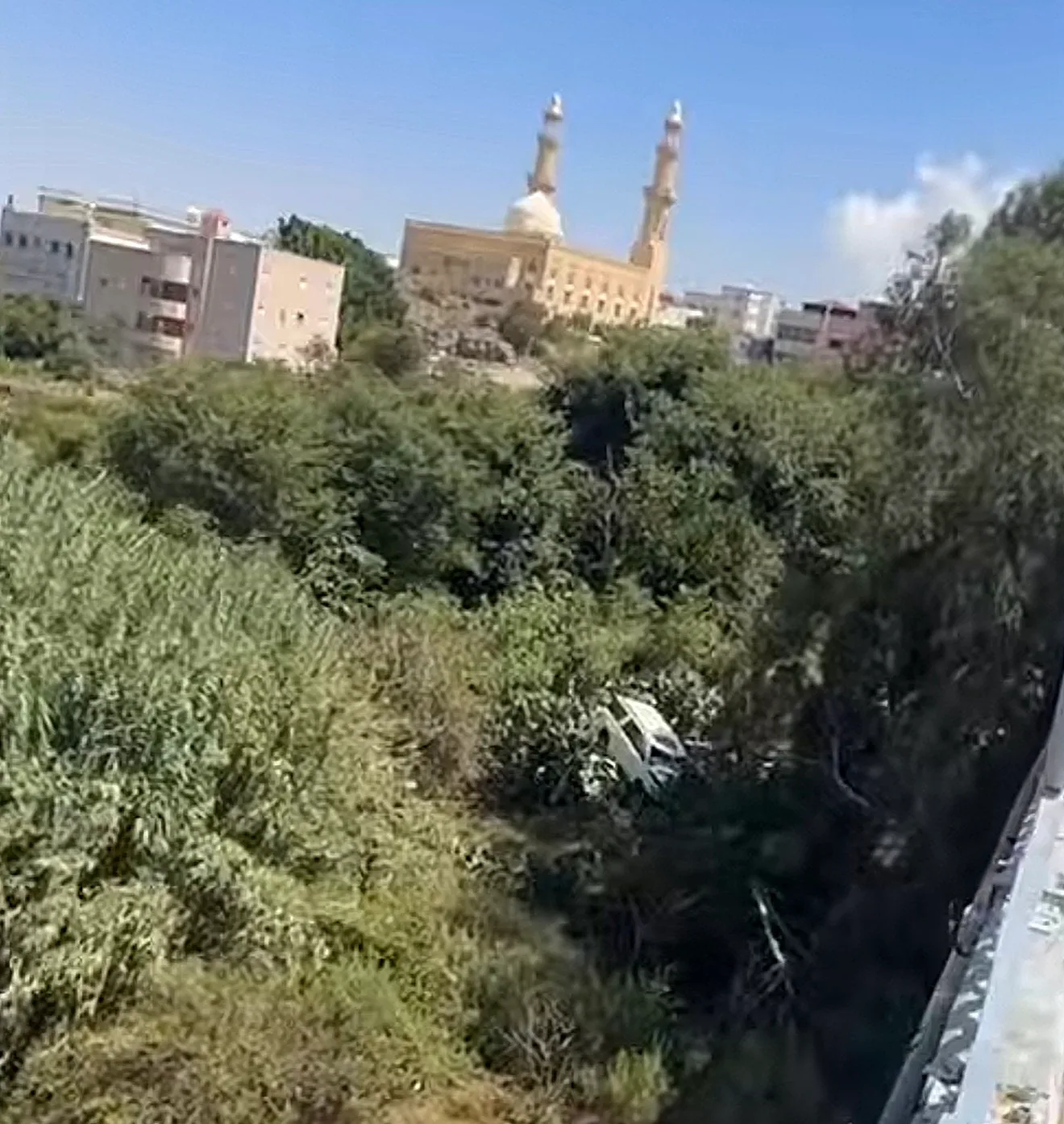 فرق الإنقاذ تتعامل مع سقوط مركبة في وادي أبها