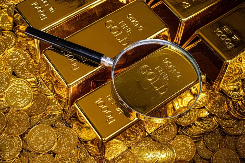 الذهب يرتفع مع تراجع الدولار وعوائد سندات الخزانة الأمريكية