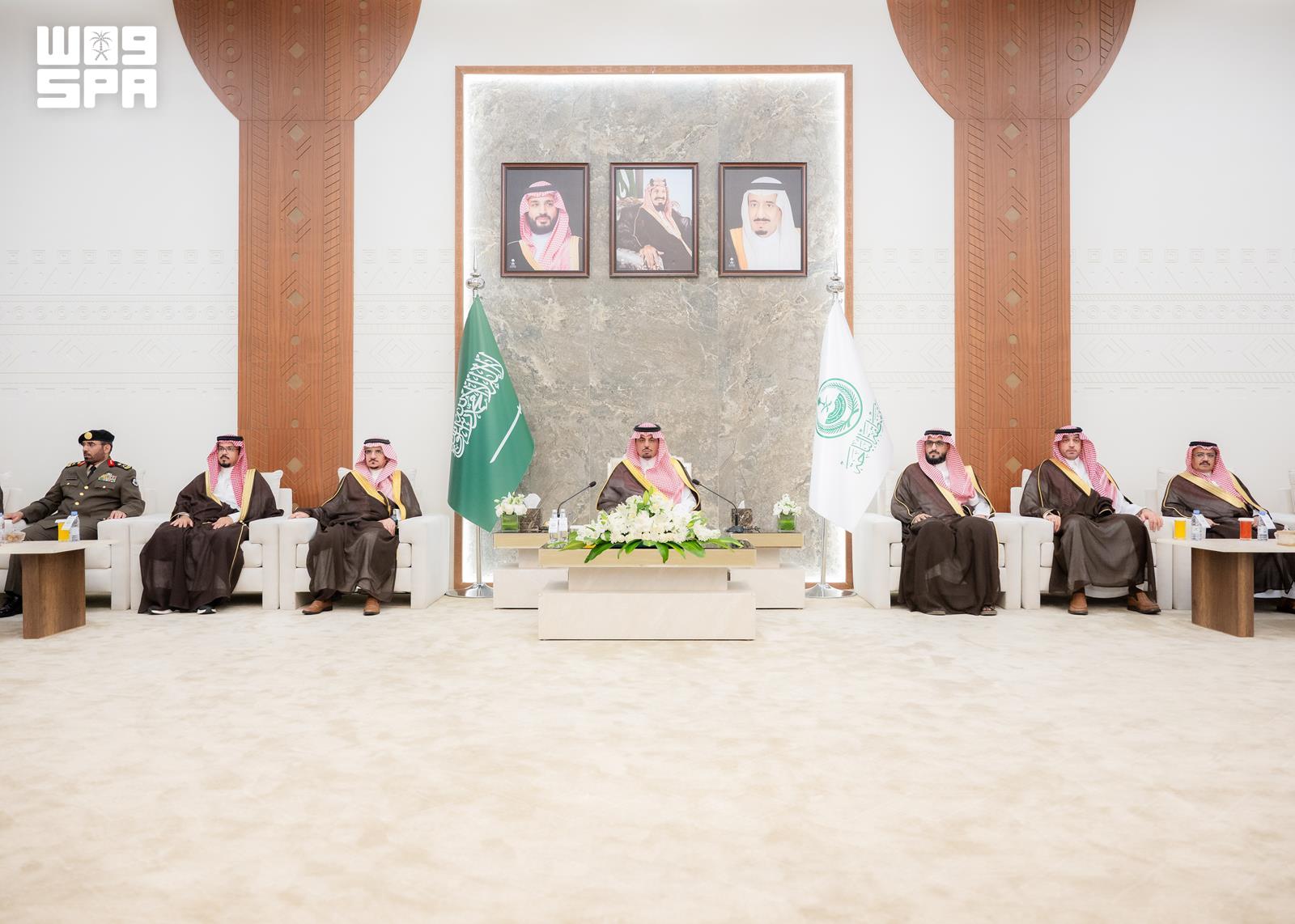 الباحة تراجع مشروعات الطرق والصيانة والسلامة المرورية