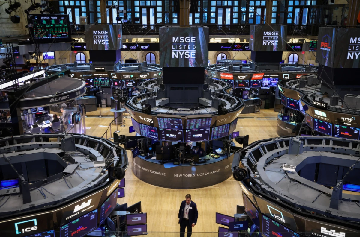 الأسهم العالمية تقترب من قممها مع استمرار ضغوط الطاقة والعوائد